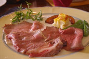昼食はペンションのような落ち着いた雰囲気のレストラン「風」でワインと美味しいお肉を堪能しました。